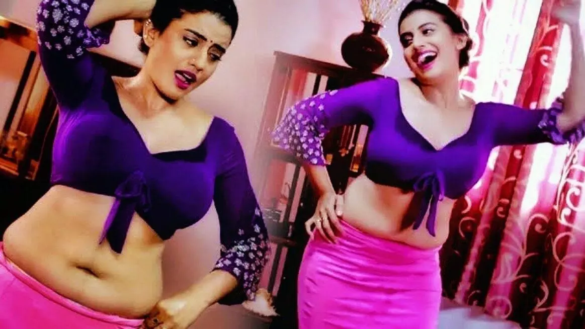 Bhojpuri Sexy Video: भोजपुरी गाने में अक्षरा सिंह का दिखा बिंदास अंदाज, जिला हउए आरा अहिजा पर किया जमकर डांस Bhojpuri Sexy Video: भोजपुरी गाने में अक्षरा सिंह का दिखा बिंदास अंदाज, जिला हउए आरा अहिजा पर किया जमकर डांस