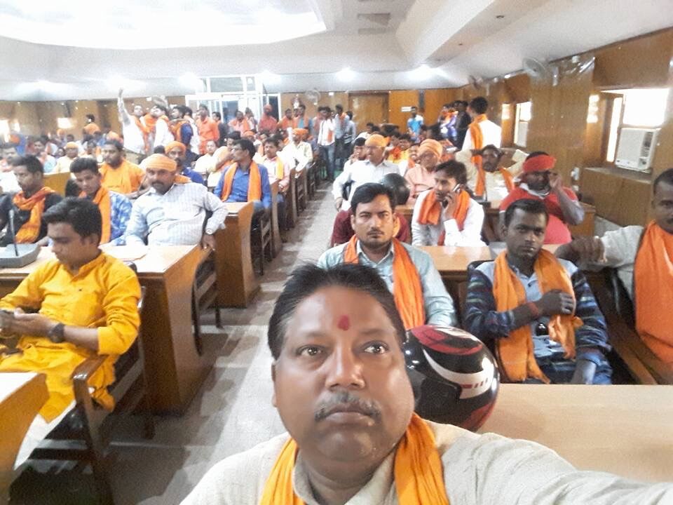 हिन्दू युवा वाहिनी के लोग भूले मर्यादा, मातम में मनाया जश्न