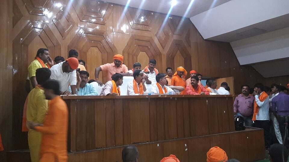 हिन्दू युवा वाहिनी के लोग भूले मर्यादा, मातम में मनाया जश्न