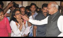 बिग स्टोरी: तमिलनाडु के राज्‍यपाल सहलाने लगे महिला पत्रकार का गाल , भड़की महिला पत्रकार के विरोध से मच गया बवाल