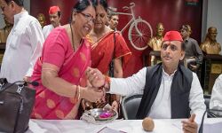 मां-बहनों की सुरक्षा न करने वाली निकम्मी सरकार बने रहने के काबिल नहीं: अखिलेश मां-बहनों की सुरक्षा न करने वाली निकम्मी सरकार बने रहने के काबिल नहीं: अखिलेश