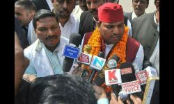 योगीराज: RSS की नीतियों से खिन्न गोरखपुर के नवनिर्वाचित सांसद ने सपरिवार हिन्दू धर्म छोड़ा, अपनाया ये धर्म