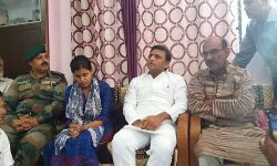 शहीद कैप्टन आयुष को अख‌िलेश ने दी श्रद्धांजलि, कहा देश की आंतरिक सुरक्षा ठीक नहीं