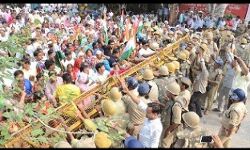 अभी अभी: योगी की पुलिस का दमन बीएड टीईटी अभ्यर्थियों पर लाठीचार्ज, पुलिस पर पथराव में इंस्पेक्टर सहित कई घायल