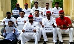 उत्तर प्रदेश: देवरिया बालिका गृह कांड में सपा कार्यकर्ताओं ने योगी सरकार के खिलाफ किया प्रदर्शन उत्तर प्रदेश: देवरिया बालिका गृह कांड में सपा कार्यकर्ताओं ने योगी सरकार के खिलाफ किया प्रदर्शन