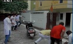 गोरखपुर में हुई मौतों के विरोध में सपा कार्यकर्ताओं ने स्वास्थ्य मंत्री सिद्धार्थनाथ सिंह के घर पर फेंके अंडे और टमाटर