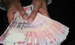 राजस्थान: भाजपा सांसद ने पत्रकारों को बांटे नोट राजस्थान: भाजपा सांसद ने पत्रकारों को बांटे नोट