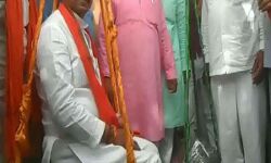 वीआईपी कल्चर से दूर रहने का सन्देश देने वाले योगी के मंत्री ने खुद को सिक्कों से तुलवाया