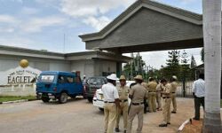 मोदीराज: बेंगलुरु में भी सेफ नहीं है कांग्रेसी विधायक, जिस रिजोर्ट में ठहरे थे वहीं पड़ गया आयकर विभाग का छापा।