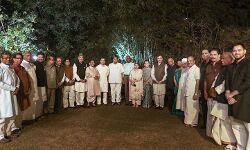 बड़ी खबर: कर्नाटक के रास्ते शुरू हुई 2019 की तैयारी, कुमारस्वामी के शपथ ग्रहण समारोह में इकठ्ठा होंगे विपक्ष के सारे नेता बड़ी खबर: कर्नाटक के रास्ते शुरू हुई 2019 की तैयारी, कुमारस्वामी के शपथ ग्रहण समारोह में इकठ्ठा होंगे विपक्ष के सारे नेता