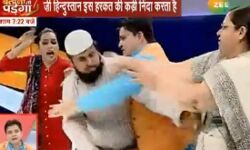 लाइव डिबेट में मौलाना ऐजाज़ क़ासमी और महिला वकील में हाथापाई, पुलिस पहुंची स्टूडियो, मौलाना गिरफ्तार लाइव डिबेट में मौलाना ऐजाज़ क़ासमी और महिला वकील में हाथापाई, पुलिस पहुंची स्टूडियो, मौलाना गिरफ्तार