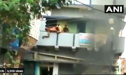 VIDEO: बिहार में युवक की हत्या से भड़की भीड़ ने आरोपी को छत से फेंका नीचे, पुलिस के साथ भी की बर्बरता! VIDEO: बिहार में युवक की हत्या से भड़की भीड़ ने आरोपी को छत से फेंका नीचे, पुलिस के साथ भी की बर्बरता!