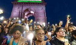 उन्नाव रेप पीड़िता को इंसाफ दिलाने के लिए इंडिया गेट पर प्रदर्शन, कहा- तुम अकेली नहीं हो