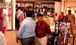 पाक मेड कपडे बेचने वाले शोरूम पर MNS ने किया हमला, फिर क्या था ................... पाक मेड कपडे बेचने वाले शोरूम पर MNS ने किया हमला, फिर क्या था ...................