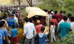 अभी-अभी: कुशीनगर में ट्रेन से टकराई स्कूल बस, 13 बच्चों की दर्दनाक मौत 6 की हालत गम्भीर अभी-अभी: कुशीनगर में ट्रेन से टकराई स्कूल बस, 13 बच्चों की दर्दनाक मौत 6 की हालत गम्भीर