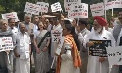 VIDEO: राफेल डील पर मोदी सरकार के खिलाफ संसद परिसर में विपक्षी पार्टियों का प्रदर्शन, सोनिया गांधी भी प्रदर्शन में हुईं शामिल