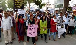 गोरखपुर बच्चों की हत्या: इलाहाबाद में मौन जुलूस, गोरखपुर में पुतला फूंका