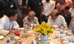 दिल्ली: राहुल गांधी की इफ्तार पार्टी में पहुंचे प्रणब मुखर्जी, लगा राजनेताओं का जमावड़ा