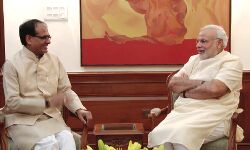 शिवराज ने आदिवासियों को बांटे कैंसर वाले जूते-चप्पल!