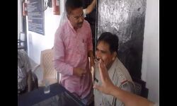 योगिराज: लाचार खाकी, भाजपा नेता ने थाने में घुसकर दरोगा को दिखाई धौंस: देखें वीडियो योगिराज: लाचार खाकी, भाजपा नेता ने थाने में घुसकर दरोगा को दिखाई धौंस: देखें वीडियो