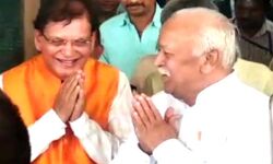 बड़ी खबर: भागवत पहुंचे पटना, नवादा में जारी शिविर में लेंगे भाग, पिछले दौरे के बाद हुआ था दंगा