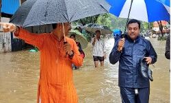 मुंबई: घुटने भर पानी में हाथों में जूता लिए BJP प्रवक्ता संबित पात्रा की तस्वीर वायरल, यूजर्स ने जम कर लिए मज़े