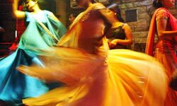 उत्तर प्रदेश: योगी के संस्कार,जन्माष्टमी के अवसर खूब दिखा महिला सम्मान, थानों में बालाओं के लगे ठुमके!