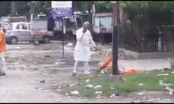 VIDEO: गुजरात BJP का प्रचंड राष्ट्रवादी नेता कर रहा था भारत माता का चीरहरण, सड़क किनारे फेंक रहा था तिरंगा, दलाल मिडिया को सूंघ गया सांप VIDEO: गुजरात BJP का प्रचंड राष्ट्रवादी नेता कर रहा था भारत माता का चीरहरण, सड़क किनारे फेंक रहा था तिरंगा, दलाल मिडिया को सूंघ गया सांप