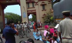 बीएचयू पहुंचे सीएम योगी आदित्यनाथ का गो बैक के नारे से स्वागत