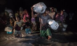 रोहिंग्या मुसलमानों का बारिश से बुरा हाल, भागने के लिए भी नहीं बची जमीन रोहिंग्या मुसलमानों का बारिश से बुरा हाल, भागने के लिए भी नहीं बची जमीन