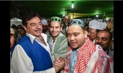 बड़ी खबर: तेजस्वी की इफ्तार पार्टी में  पहुंचे शत्रुघ्न सिन्हा, 2019 के लिए कह दी इतनी बड़ी बात की भाजपा में मची खलबली