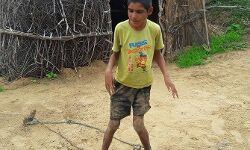 राजस्थान: पिछले 12 सालों से जंजीरों में बंधा है ये लड़का, वजह आपको भावुक कर देगी!