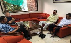 बड़ी खबर: दिल्ली के सीएम केजरीवाल धरना का तीसरे दिन भी जारी, मनीष सिसोदिया ने शुरू की भूख हड़ताल