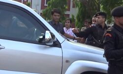 छात्रों ने योगी का काफिला रोक, इतना ज़ोरदार विरोध कीया कि अधिकारीयों के हाथ पांव फुले: देखें वीडियो छात्रों ने योगी का काफिला रोक, इतना ज़ोरदार विरोध कीया कि अधिकारीयों के हाथ पांव फुले: देखें वीडियो