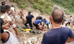 उत्तराखंड: गहरे खाई में गिरी बस, 14 लोगों की मौत, 17 घायल