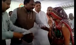 वीडियो: भाजपा मंत्री की शर्मनाक करतूत, मंच पर महिला का घूंघट उठा कर दो बार शरीर पर लगाया हाथ, मचा बवाल