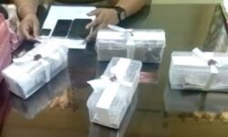 जयपुर: मंदिर के पीछे बने कमरों में चल रहा था नकली नोट छापने का धंधा जयपुर: मंदिर के पीछे बने कमरों में चल रहा था नकली नोट छापने का धंधा