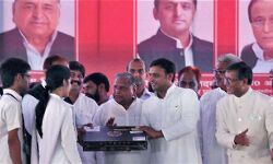 उत्तर प्रदेश: सपा मुखिया अखिलेश देंगे हर जिले में यूपी बोर्ड के 11-11 टापर्स को लैपटॉप, टॉपर्स में ख़ुशी कि लहर