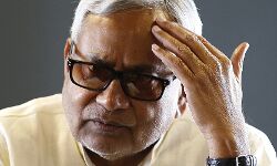 अभी-अभीः बाल-बाल बचे मुख्यमंत्री नीतीश कुमार, उड़ान भरते ही आई हेलीकॉप्टर में खराबी