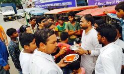 UP की सड़कों पर भीख मांगने उतरे समाजवादी नेता, मासूम बच्चों के ऑक्सीजन के लिए जमा किए रूपए