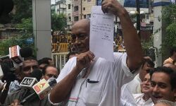 दिग्विजय सिंह को देशद्रोही बताकर फंसे शिवराज, गिरफ्तारी देने थाने पहुंचे दिग्विजय सिंह