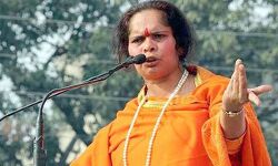 साध्वी प्राची ने फिर उगला ज़हर, कहा- कोई आपकी एक लड़की उठाये तो आप उनकी 10 लड़की उठा लो:पढ़ें पूरी खबर