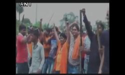 VIDEO: विहिप, बजरंग दल कार्यकर्ताओं ने हथियारों के साथ प्रदर्शन कर योगी सरकार को दी चुनौती: जानिए फिर क्या हुआ