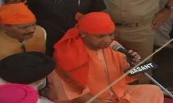 बैसाखी के मौके पर योगी ने गुरुद्वारे में टेका मत्था