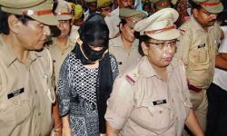 BJP नेता चिन्मयानंद को हफ़्तों छूट देने वाली SIT ने पीड़ित छात्रा को रंगदारी के मामले में घंटों में किया गिरफ्तार। BJP नेता चिन्मयानंद को हफ़्तों छूट देने वाली SIT ने पीड़ित छात्रा को रंगदारी के मामले में घंटों में किया गिरफ्तार।