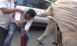 समाजवादी छात्रसभा ने सीएम योगी का काफिला रोक, दिखाए काले झंडे, तेज़ी वायरल हो रहा वीडियो देखें