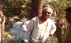 गुजरात:भाजपा नेता को जनता ने पेड़ से बांध कर की पिटाई: VIDEO देखे गुजरात:भाजपा नेता को जनता ने पेड़ से बांध कर की पिटाई: VIDEO देखे