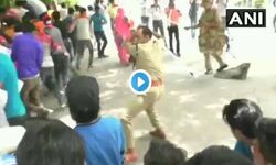 अभीअभी: अलीगढ़ में दंगा भड़काने की कोशिश कर रहे हिन्दु जागरण मंच के सदस्यों पर पुलिस ने भांजी लाठियां, भाग उठे दंगाई, देखें वीडियो