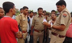 कुशीनगर: हिन्दु युवा वाहिनी की गुंडई, गो-मांस के आरोप में ट्रक ड्राइवर को जबरन रोका, पुलिस ने दी क्लीन चिट कुशीनगर: हिन्दु युवा वाहिनी की गुंडई, गो-मांस के आरोप में ट्रक ड्राइवर को जबरन रोका, पुलिस ने दी क्लीन चिट