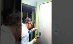 अभी-अभी: शताब्दी के टॉयलेट में फंसे कांग्रेस के ये दिग्गज नेता, घंटों बाद  निकले गए,प्रशासन में मचा हड़कंप